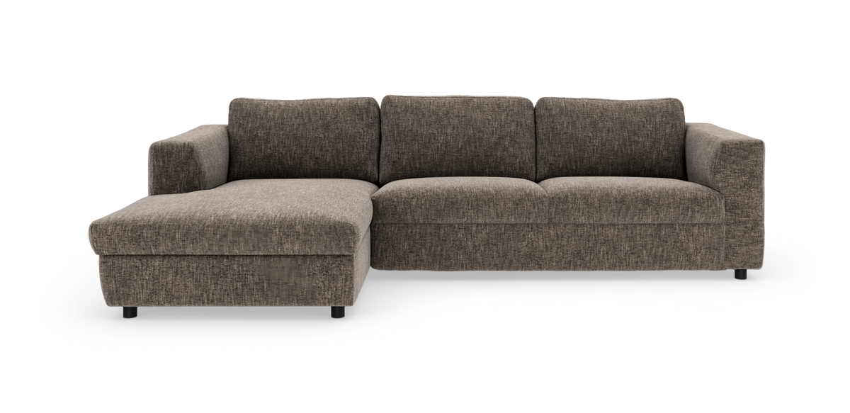Brungrå hjørnesofa med venstre chaiselong, stofbetrukket med lave sorte ben, fritlagt på hvid baggrund.