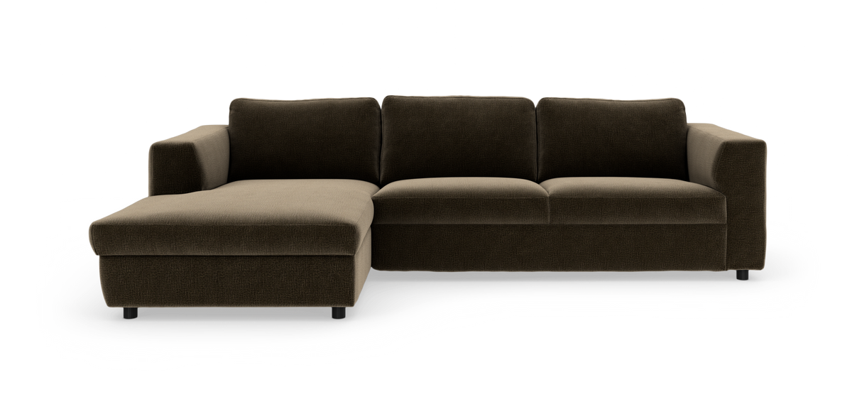 Brun hjørnesofa med venstrevendt chaiselong på hvid baggrund, frontvisning.