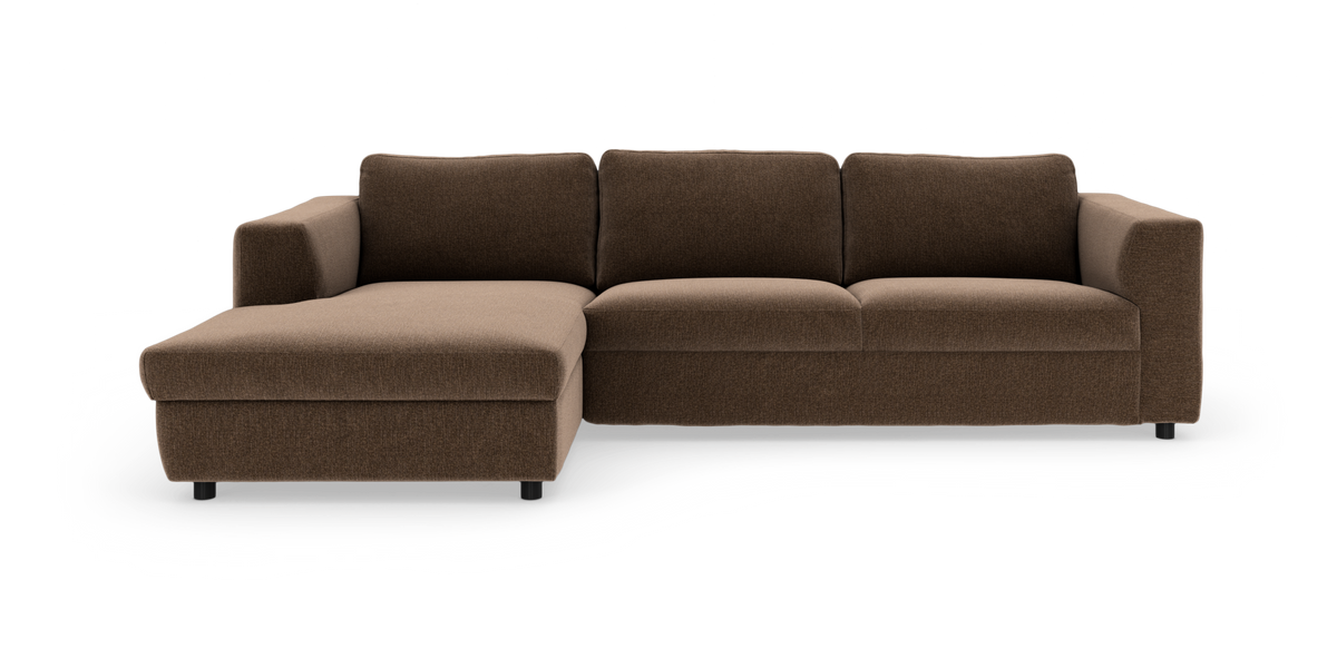 Brun hjørnesofa med venstrevendt chaiselong, stofbetrukket tresæder, frilagt på hvid baggrund.