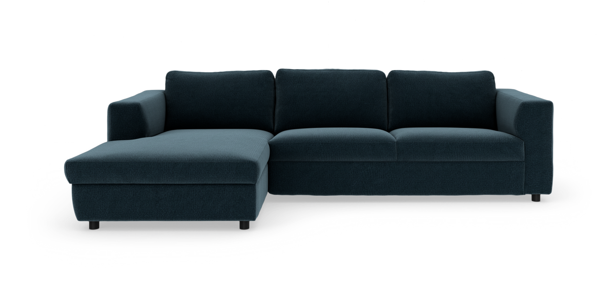 Mørkeblå L‑sofa med chaiselong til venstre, moderne og fritstående på hvid baggrund.