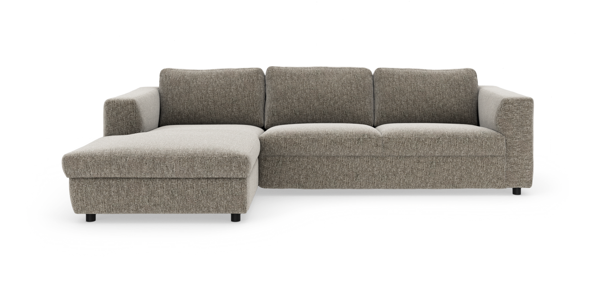 Hjørnesofa med venstrevendt chaiselong i gråbeige stof, set forfra på hvid baggrund.