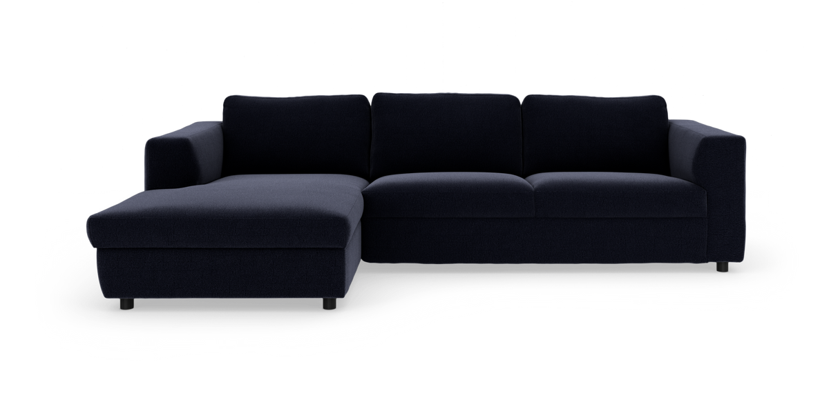 Mørkeblå hjørnesofa med venstrevendt chaiselong på hvid baggrund.