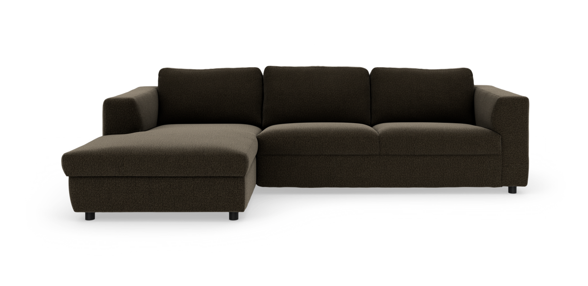Mørkebrun hjørnesofa med venstre chaiselong, frilagt på hvid baggrund.