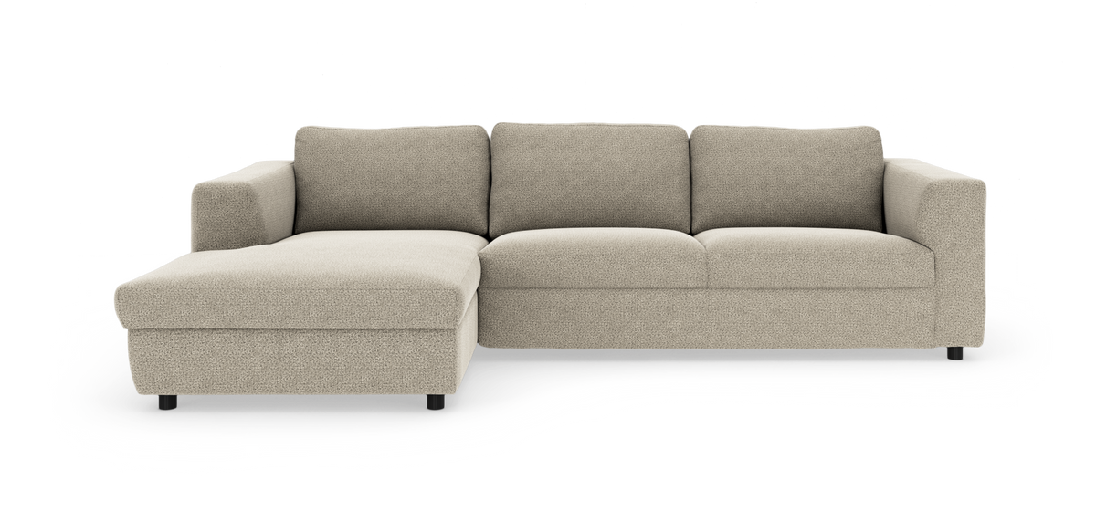 Beige L‑formet hjørnesofa med venstrevendt chaiselong, tre sæder og bløde puder i moderne design.