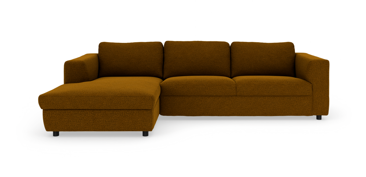 Hjørnesofa med venstrevendt chaiselong i sennepsbrun bouclé, moderne lav profil på sorte ben.