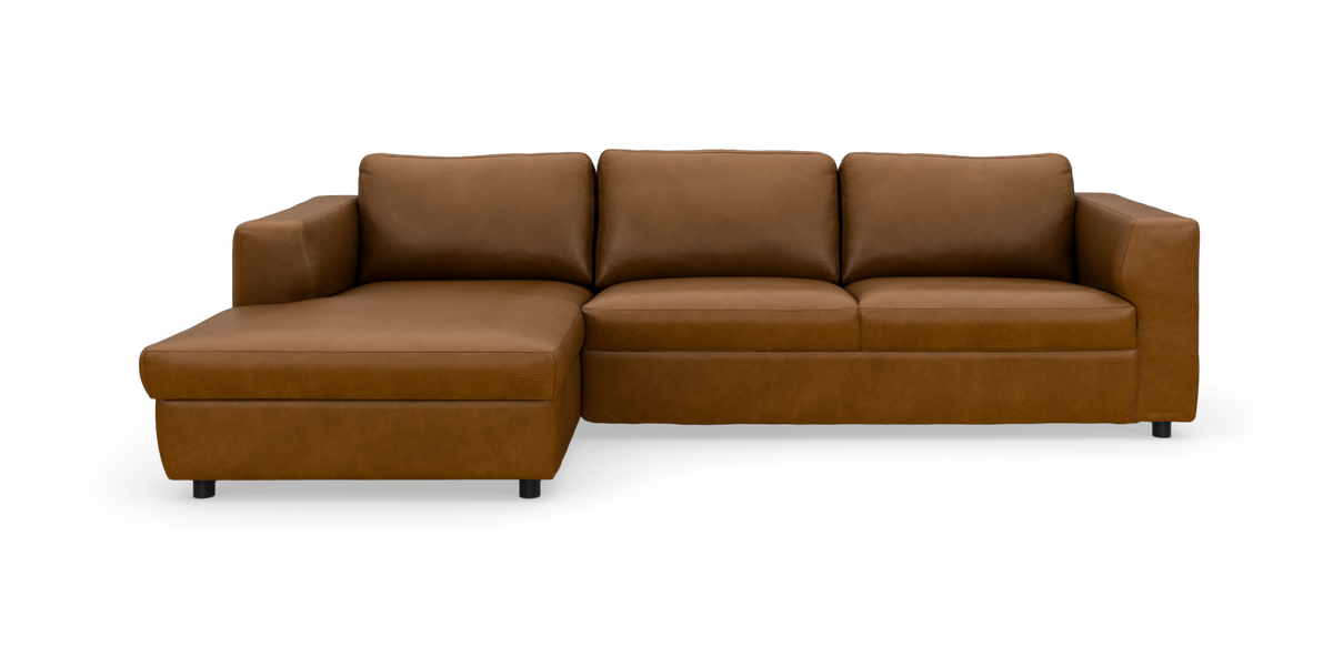 Brun læderhjørnesofa med venstre chaiselong, fritlagt mod hvid baggrund.