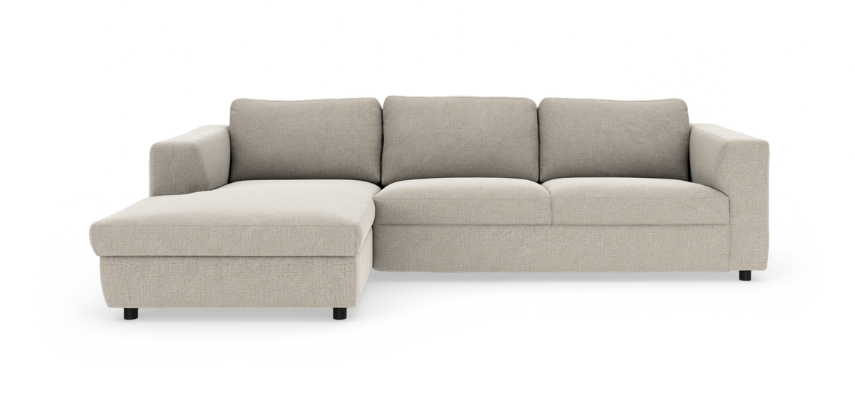 Beige L-formet hjørnesofa med venstrevendt chaiselong, tre sæde- og ryghynder og lave sorte ben.