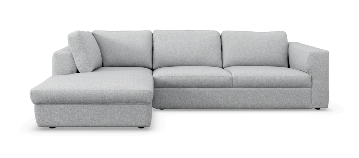 L-formet 3-personers modulsofa med venstrevendt chaiselong i lysegråt stof, frilagt mod neutral baggrund.