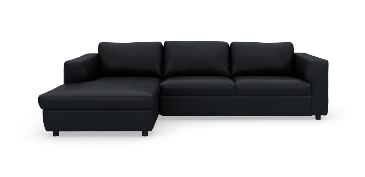 Sort hjørnesofa med chaiselong på venstre side, fotograferet lige forfra mod hvid baggrund.