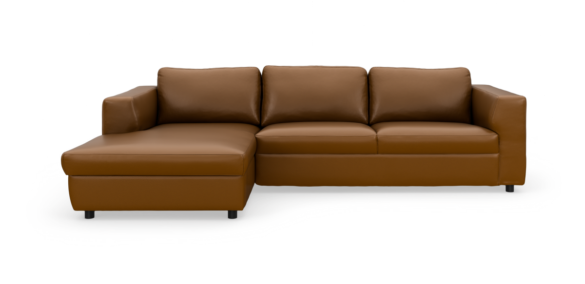 Brun lædersofa med venstrevendt chaiselong, frilagt mod hvid baggrund.