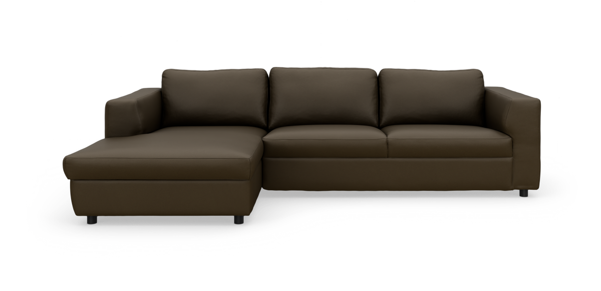 Mørkebrun hjørnesofa med venstrevendt chaiselong i læderlook, tre sæder og kompakte armlæn.