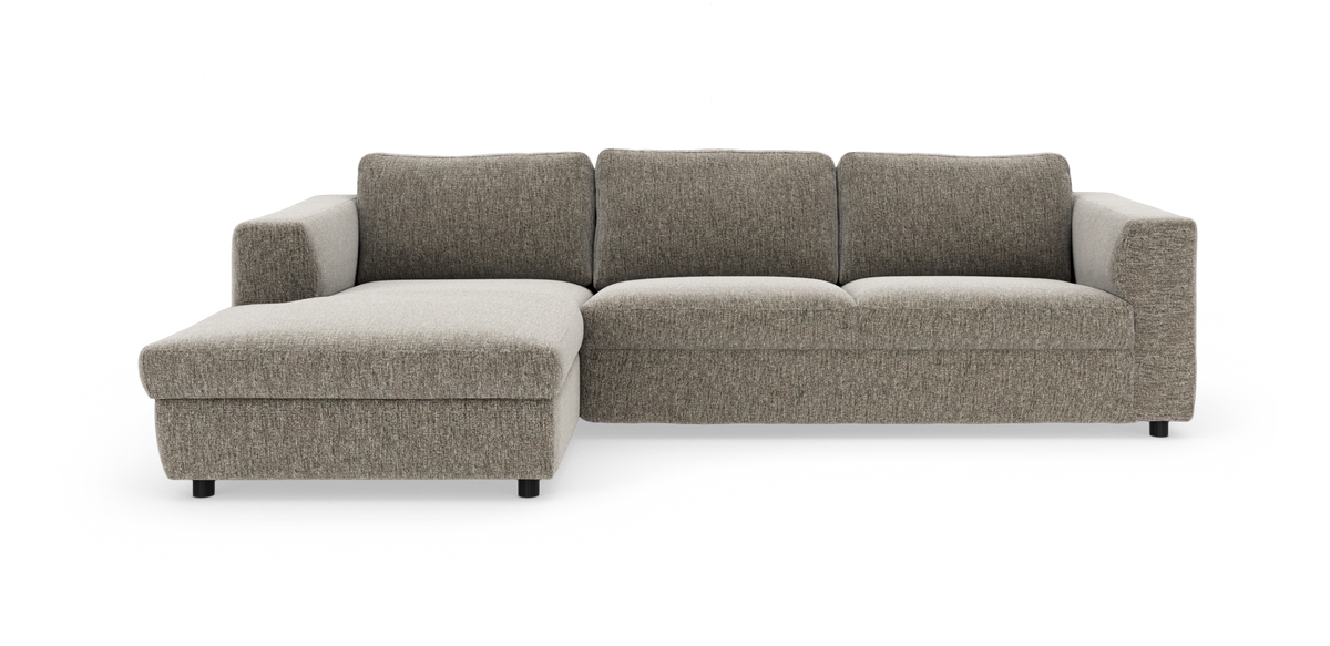 Lys brun/grå stofbetrukket hjørnesofa med venstrevendt chaiselong på hvid baggrund.