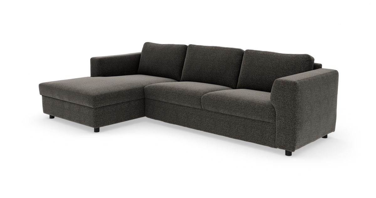 Mørkegrå stof hjørnesofa med venstrevendt chaiselong, fritlagt på hvid baggrund.
