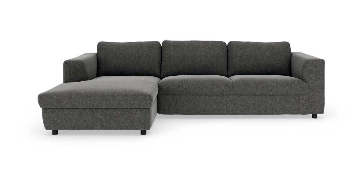 Mørkegrå hjørnesofa, 3-personers med venstre chaiselong, på studiebaggrund.