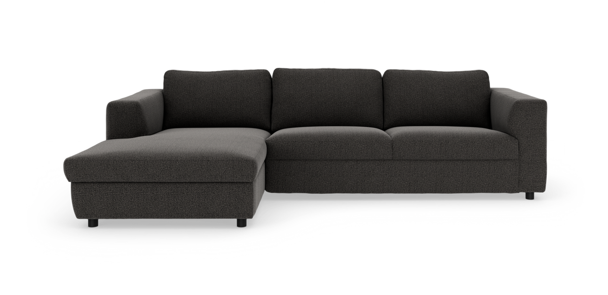 Mørkegrå hjørnesofa med venstrevendt chaiselong i tekstil, frilagt på hvid baggrund.