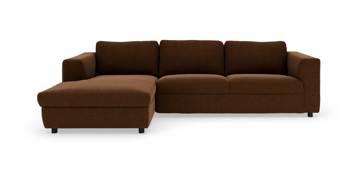 Brun hjørnesofa med venstre chaiselong, tre sæder i stof, fritlagt på hvid baggrund.