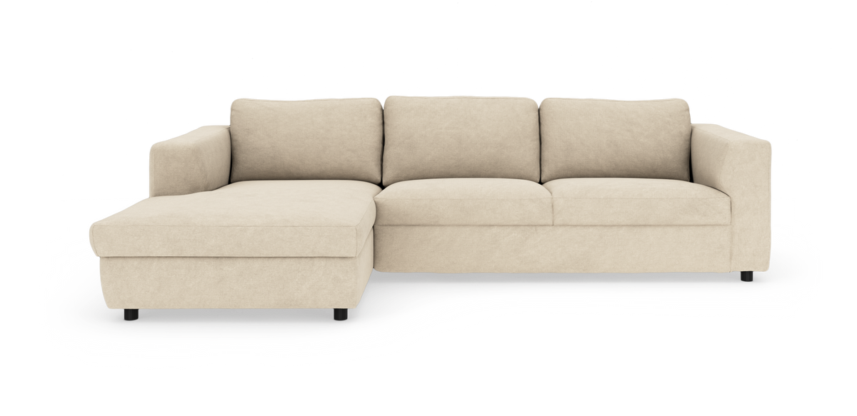 Beige hjørnesofa med venstre chaiselong, tre sæder, bløde ryghynder og lave sorte ben.