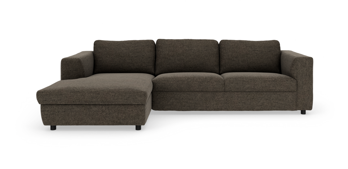 Mørkebrun hjørnesofa med venstrevendt chaiselong på hvid baggrund.