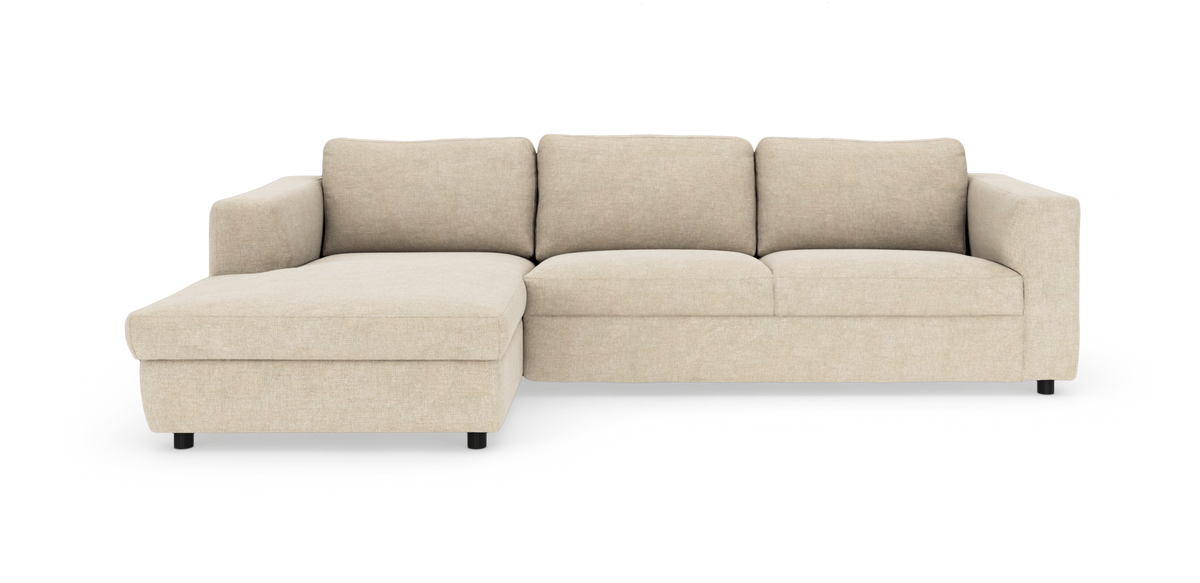 Beige hjørnesofa med venstrevendt chaiselong, tre sæder og lige armlæn på hvid baggrund.