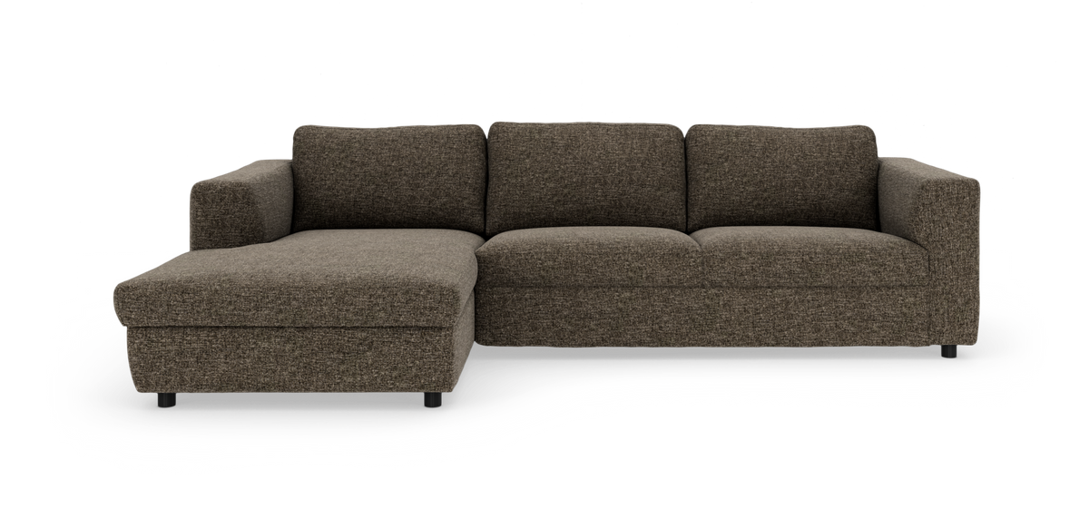 Brun L‑formet hjørnesofa med venstre chaiselong i stof, moderne design på hvid baggrund.