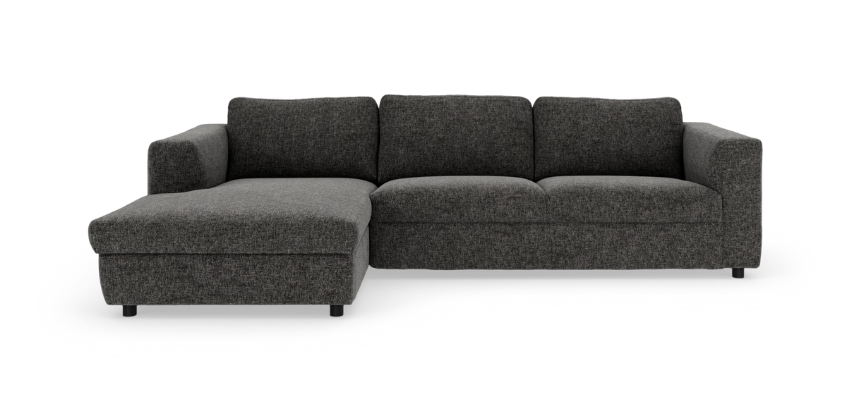 Mørkegrå hjørnesofa med venstrevendt chaiselong i stof, tre sæder, frilagt produktbillede.