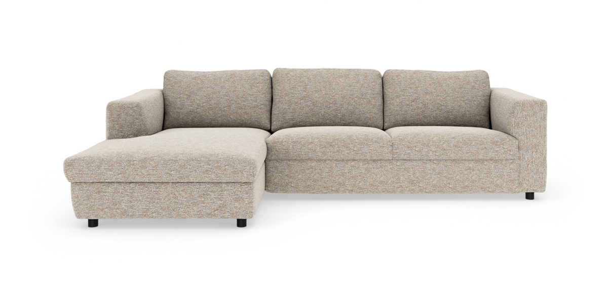 Beige hjørnesofa med venstre chaiselong i stof, fotograferet mod hvid studiebaggrund.