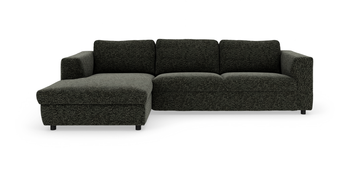 Mørkegrå modulsofa med venstrevendt chaiselong, bløde puder og lave ben, frilagt på hvid baggrund.