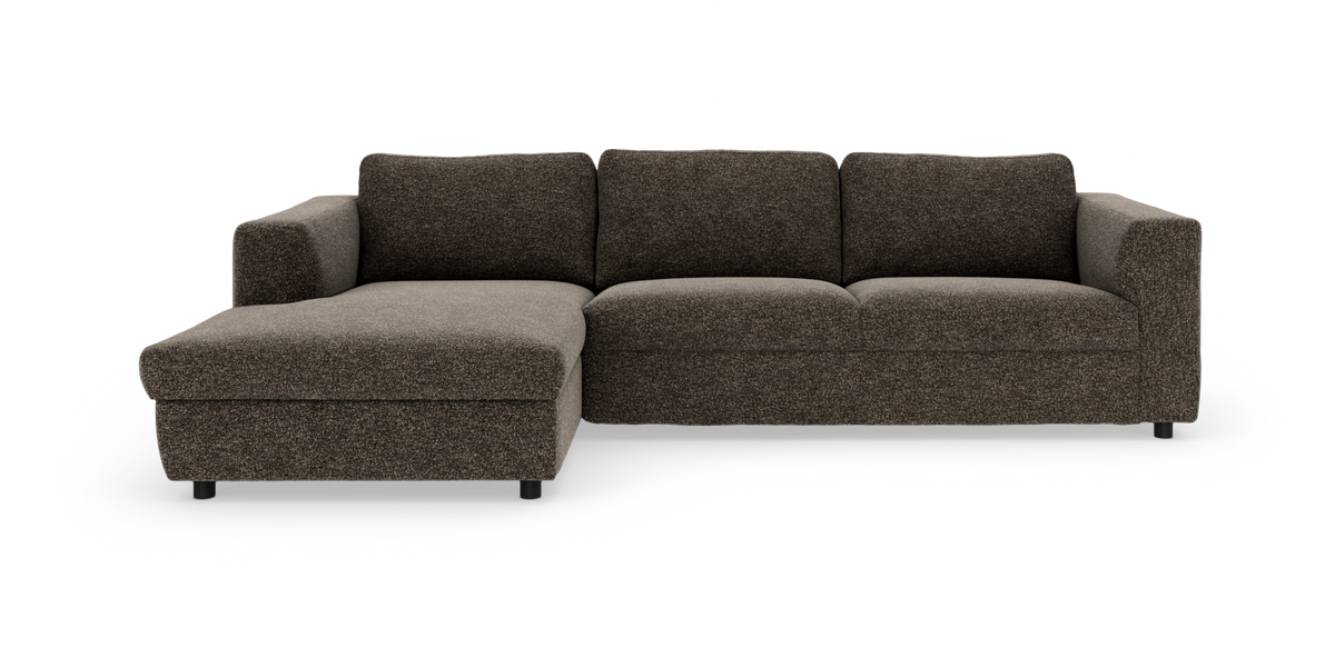 Hjørnesofa i mørkebrunt stof med venstrevendt chaiselong, tre brede ryghynder og lave sorte ben.