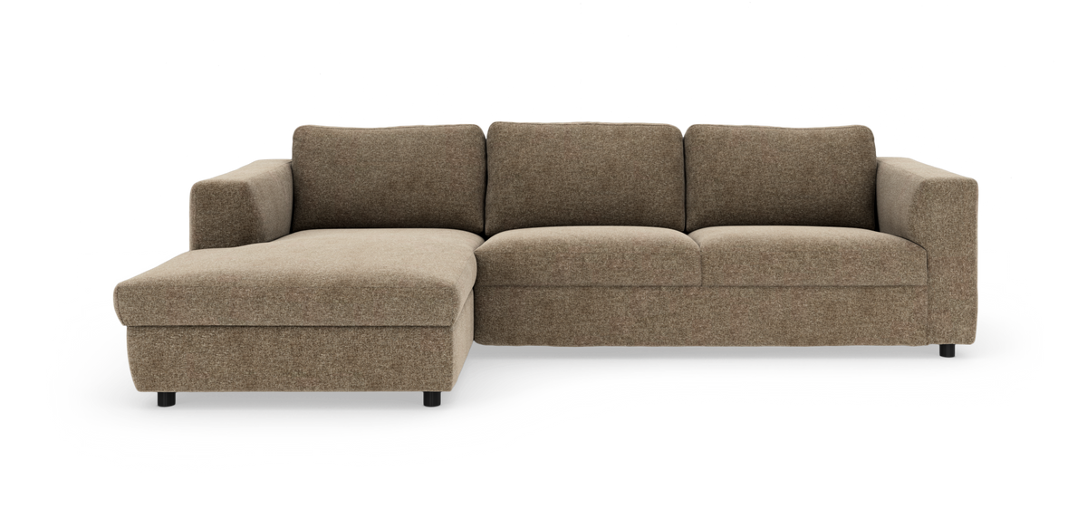 Brun modulsofa med venstrevendt chaiselong, tre sæder i stof – frilagt studiebillede.