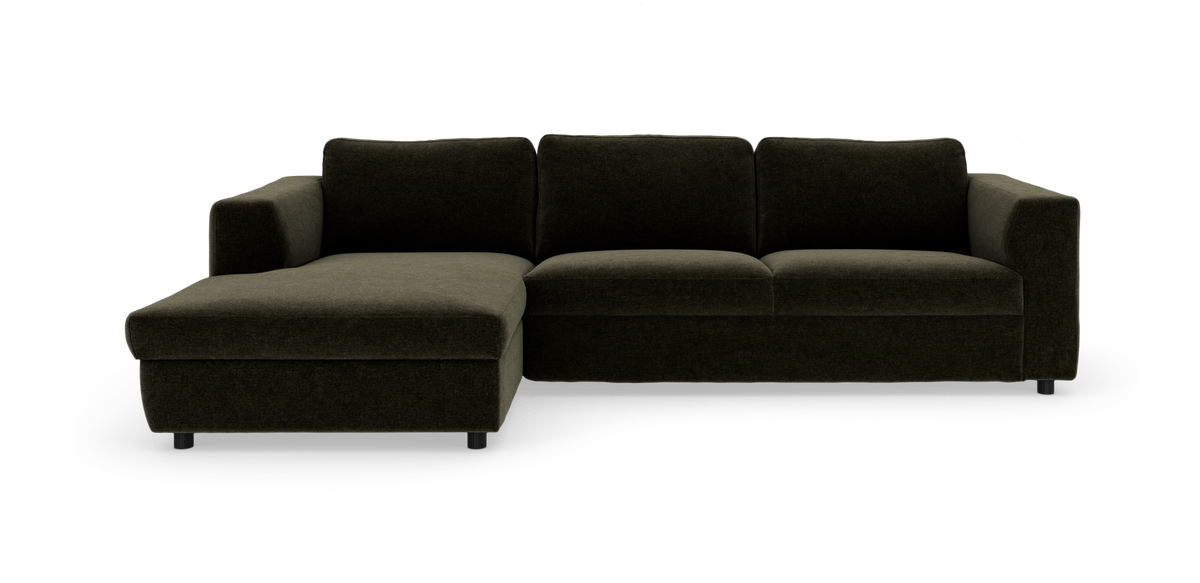 Mørkegrøn venstrevendt chaiselongsofa med tre sæder i stof på hvid baggrund.