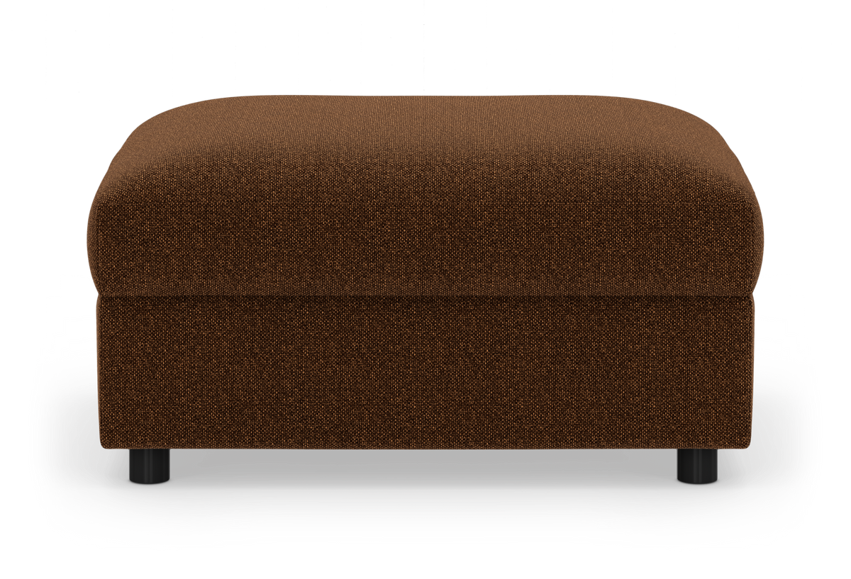 Brun polstret ottoman/fodskammel med afrundede hjørner og sorte ben, frilagt på hvid baggrund.