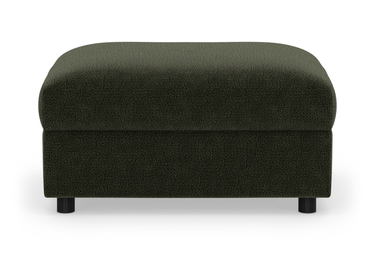 Mørkegrøn stofpuf/ottoman med runde sorte ben, set forfra i studieopsætning.