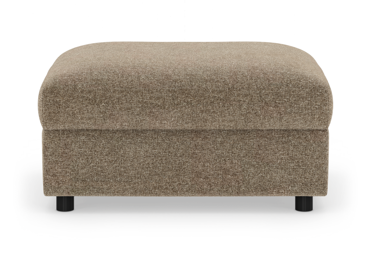 Brunbeige polstret skammel/pouf i stof med afrundede hjørner og lave sorte ben, set lige forfra.