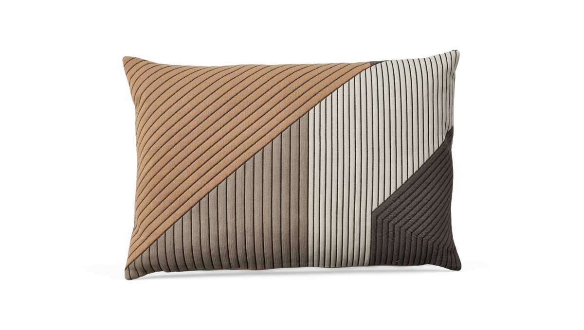 Kvadratisk pyntepude med diagonalt, stribet geometrisk mønster i beige, grå, hvid og mørkebrun.