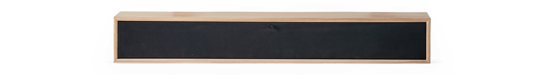 Lang soundbar med træramme og sort stoffront, frilagt mod sort baggrund.