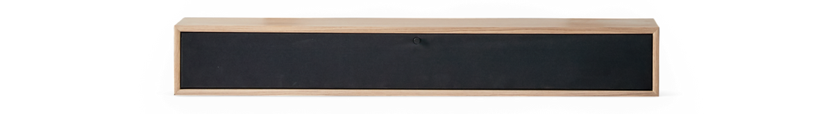 Lang soundbar med træramme og sort stoffront, frilagt mod sort baggrund.