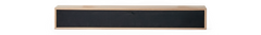 Lang soundbar med træramme og sort stoffront, frilagt mod sort baggrund.