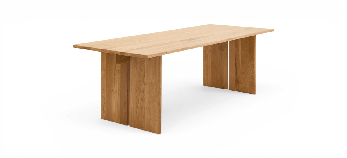 Rektangulært spisebord i massiv eg med tre brede ben og minimalistisk design.