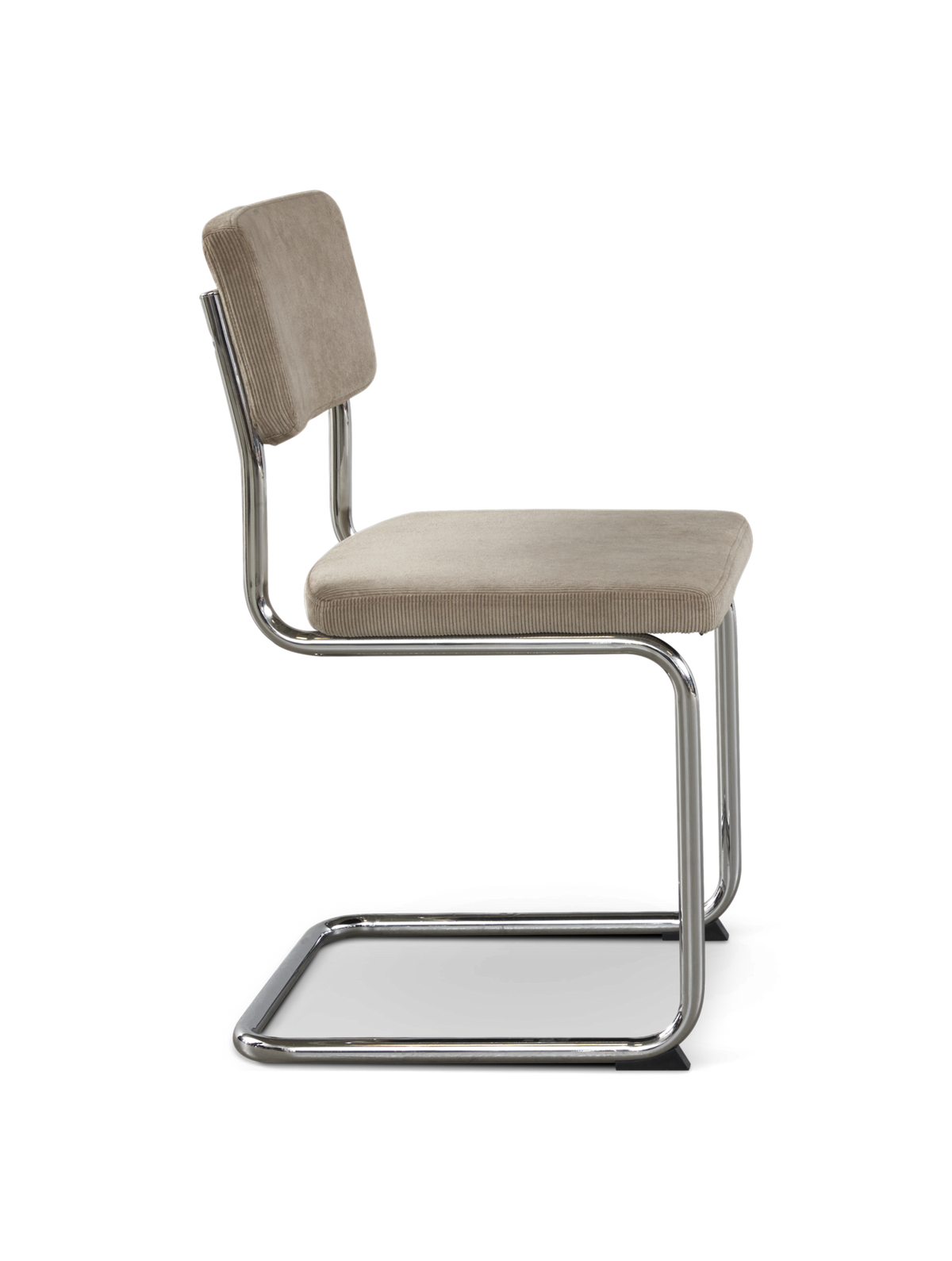 Beige cantilever-stol med blødt sæde og ryglæn i cord/fløjl og kromrørsstel, frilagt mod hvid baggrund.