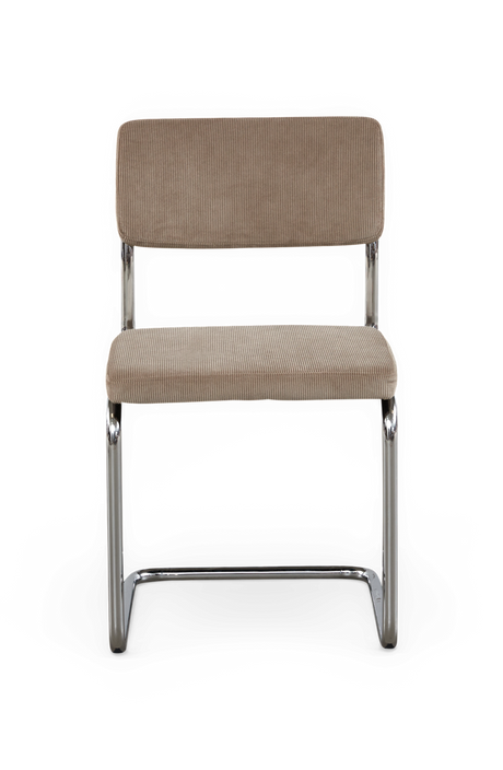 Beige, ribbet polstret cantileverstol med forkromet rørstel, set forfra på hvid baggrund.
