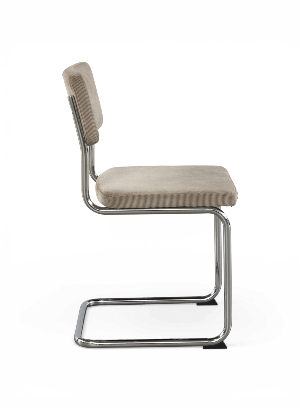 Sidevisning af beige polstret stol med krom cantilever-ramme.