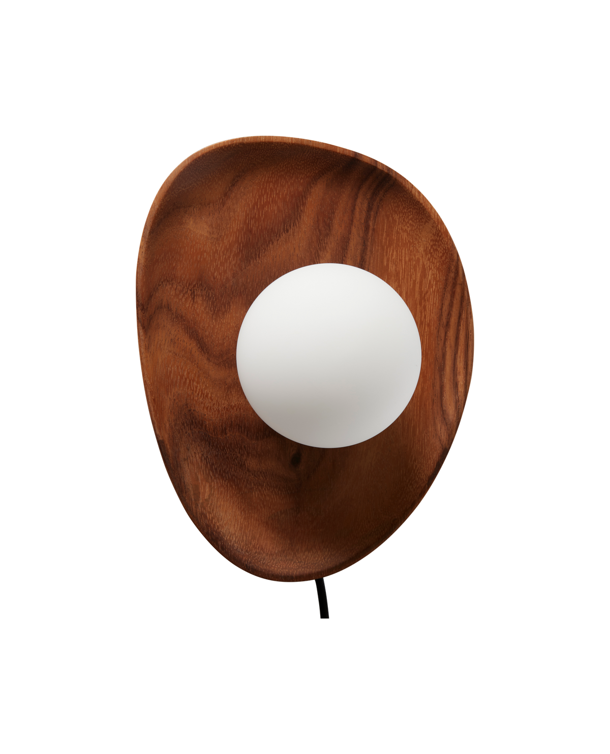 Beigefarvet lænestol med afrundede former i stuen, med pude og plaid, slank gulvlampe, lille sidebord med vase og bog, grøn plante, indrammet vægkunst, blødt tæppe og grå gardiner.
