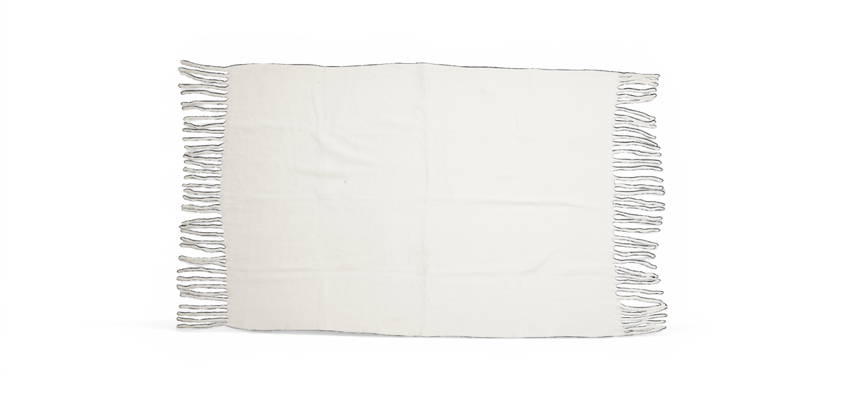 Hvid plaid med sorte frynser langs kanterne, frilagt mod sort baggrund.