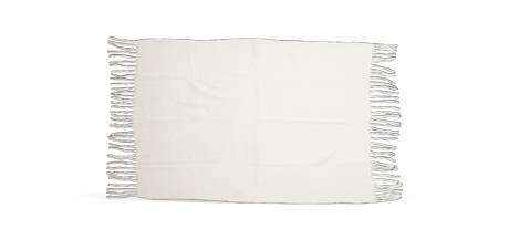 Hvid plaid med sorte frynser langs kanterne, frilagt mod sort baggrund.