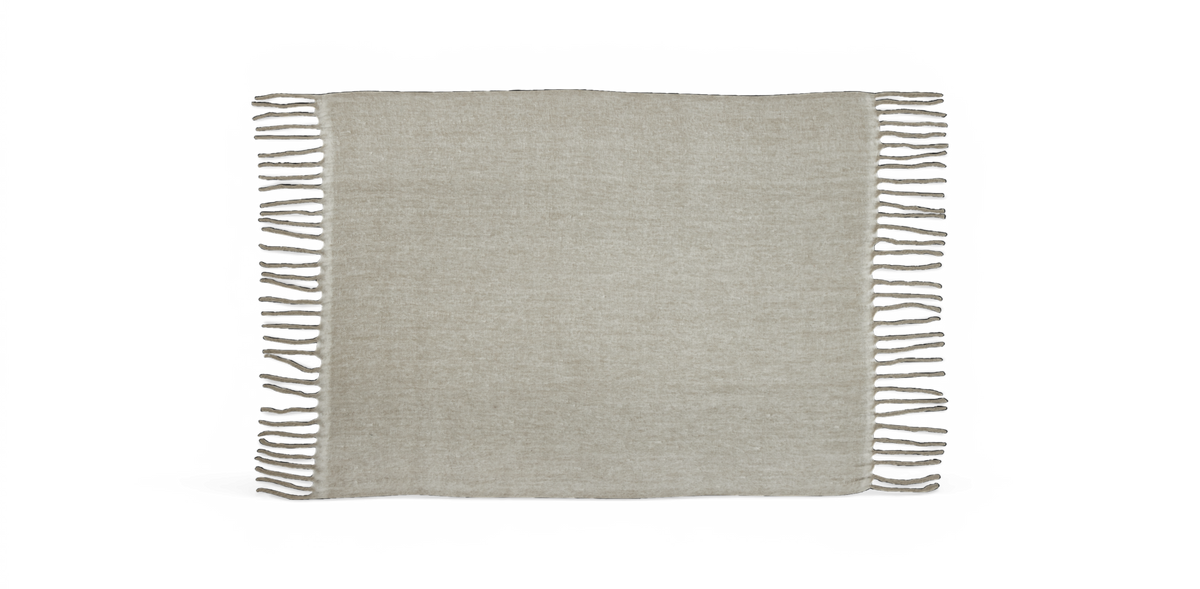 Beige plaid med frynser i begge ender, fritlagt produktfoto.