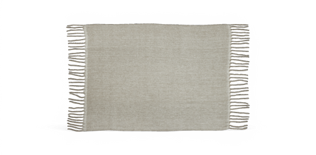 Beige plaid med frynser i begge ender, fritlagt produktfoto.