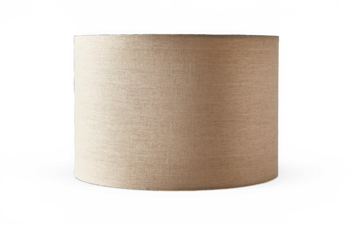 Cylindrisk beige lampeskærm i stof, frilagt på hvid baggrund.