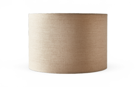 Cylindrisk beige lampeskærm i stof, frilagt på hvid baggrund.