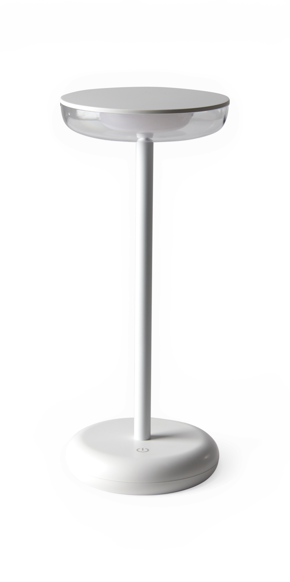 Hvid, minimalistisk bordlampe med rund skålformet skærm, slank stander og cirkulær base med tænd/sluk‑symbol, frilagt på sort baggrund.