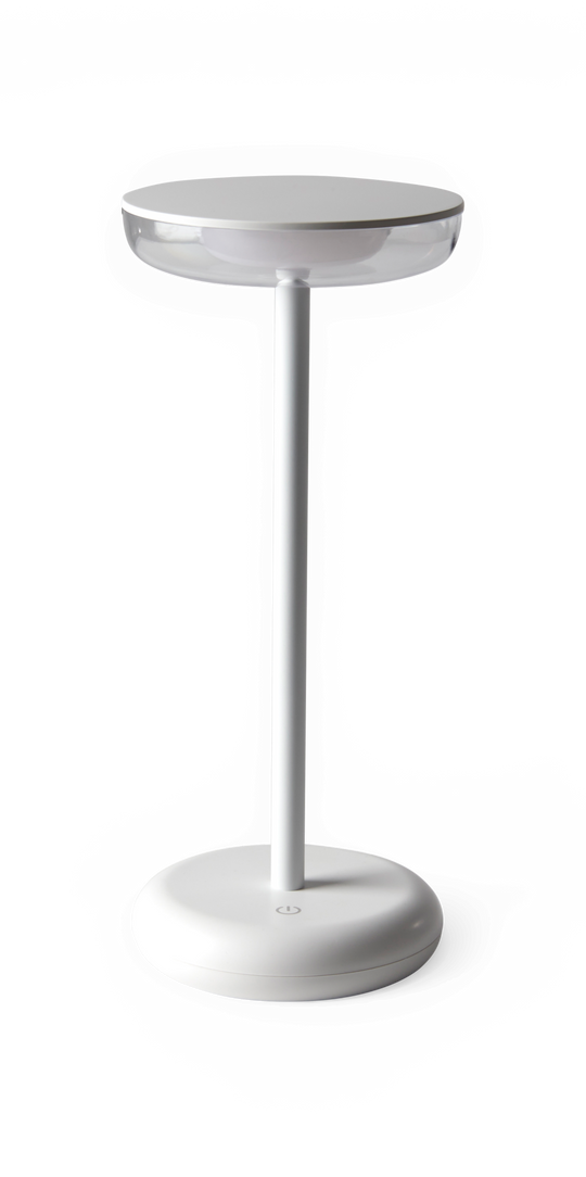 Hvid, minimalistisk bordlampe med rund skålformet skærm, slank stander og cirkulær base med tænd/sluk‑symbol, frilagt på sort baggrund.